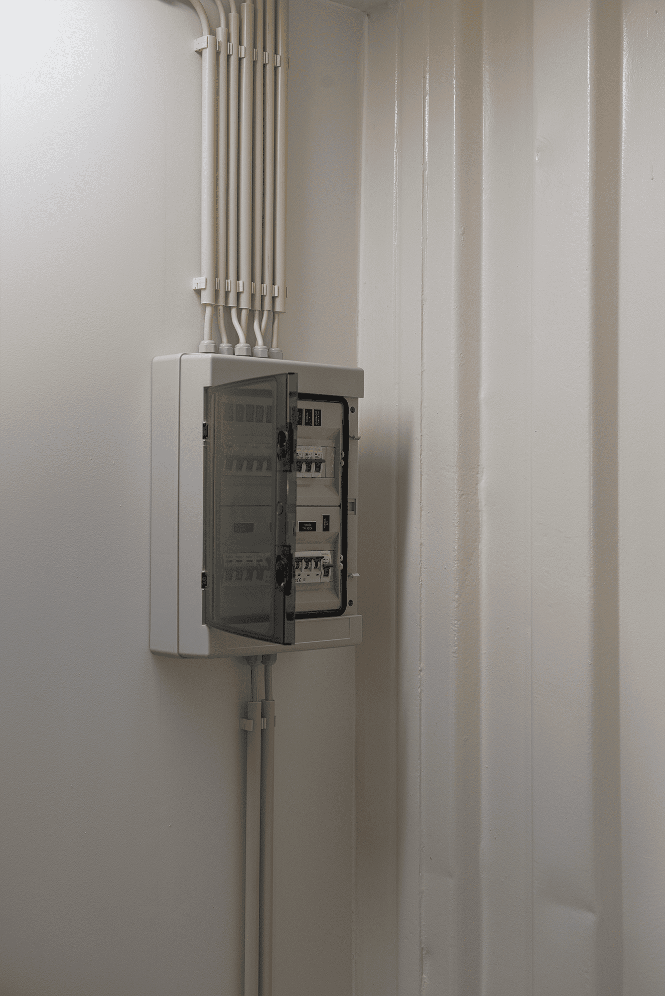 QUADRO DISTRIBUIÇÃO ESTANQUE COM PORTA LATERAL TRANSPARENTE 12 MÓDULOS